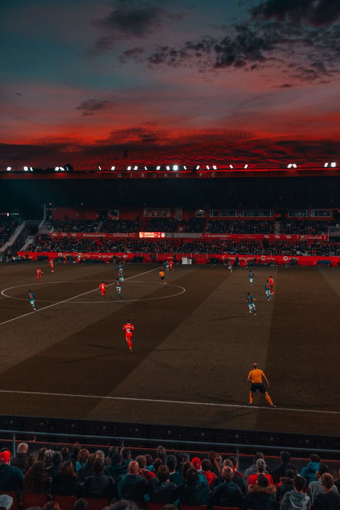 Stadion sepak bola menyala di malam pertandingan